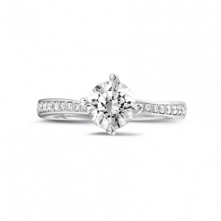 0.90 quilates anillo solitario diamante en oro blanco con diamantes en los lados