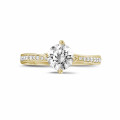 0.90 quilates anillo solitario diamante en oro amarillo con diamantes en los lados