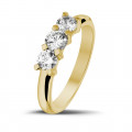 0.75 quilates anillo trilogía en oro amarillo con diamantes redondos