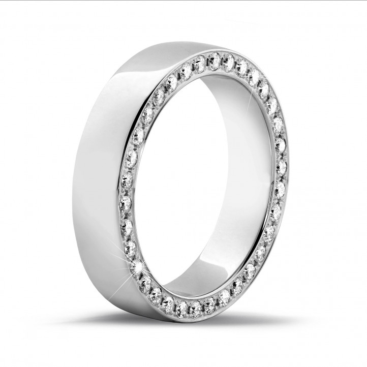 0.70 quilates anillo ancho en oro blanco con diamantes laterales redondos