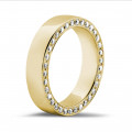 0.70 quilates anillo ancho en oro amarillo con diamantes laterales redondos