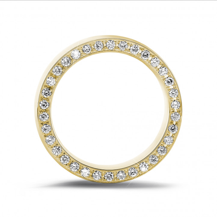 0.70 quilates anillo ancho en oro amarillo con diamantes laterales redondos