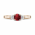 Anillo trilogía en oro rojo con rubí central y diamantes redondos