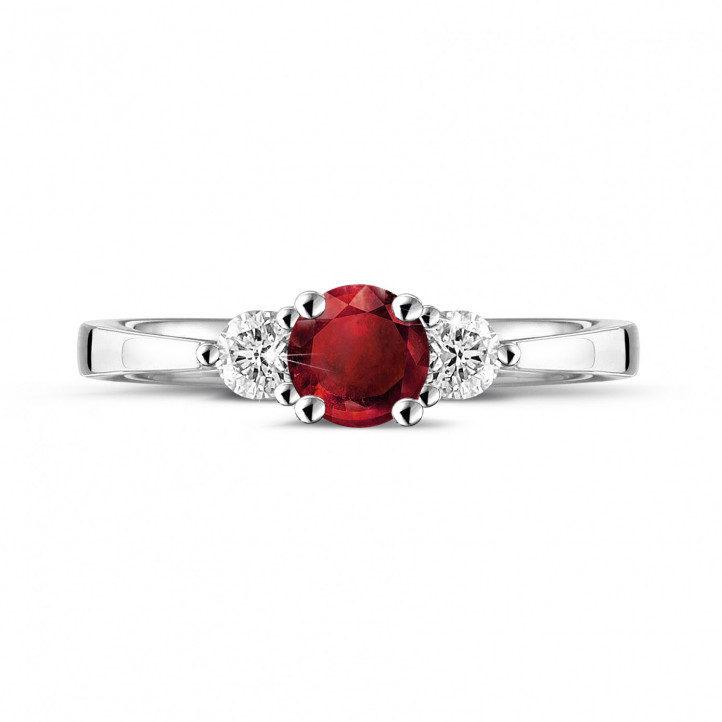 Anillo trilogía en Platino con rubí central y diamantes redondos