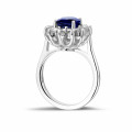 Anillo « entourage » en oro blanco con zafiro ovalado y diamantes redondos