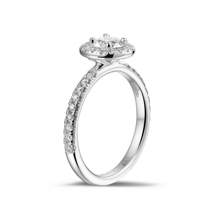 0.50 quilates Halo anillo solitario en platino con diamantes redondos