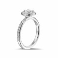 0.50 quilates Halo anillo solitario en platino con diamantes redondos