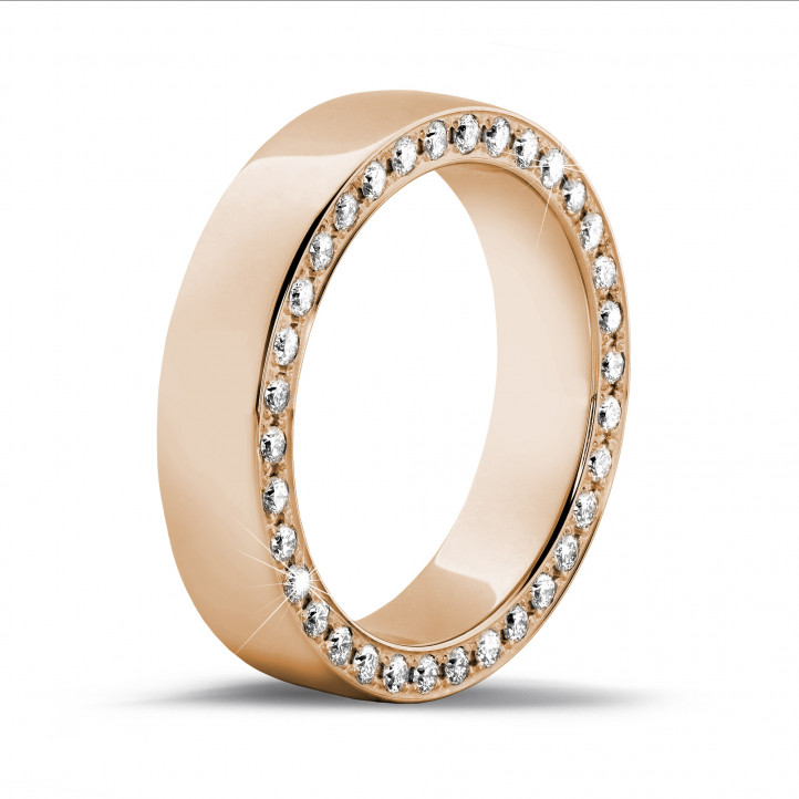 0.70 quilates anillo ancho en oro rojo con diamantes laterales redondos