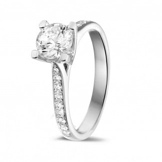 0.90 quilates anillo solitario diamante en platino con diamantes en los lados