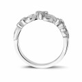 0.32 quilates alianza floral en oro blanco con pequeños diamantes redondos