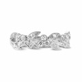 0.32 quilates alianza floral en oro blanco con pequeños diamantes redondos