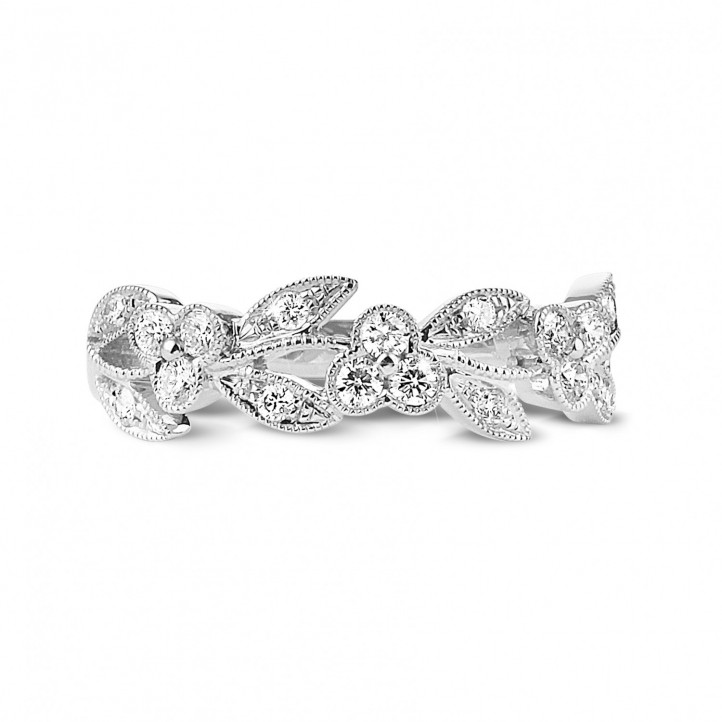 0.32 quilates alianza floral en oro blanco con pequeños diamantes redondos