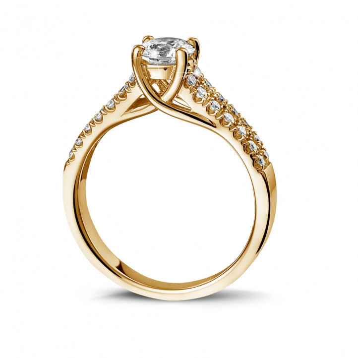 0.70 quilates anillo solitario en oro amarillo con diamantes laterales