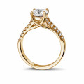 1.00 quilates anillo solitario en oro amarillo con diamantes laterales