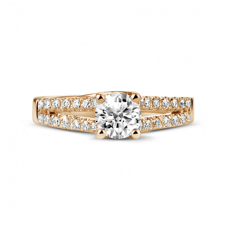 0.50 quilates anillo solitario en oro rojo con diamantes laterales