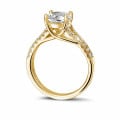 1.50 quilates anillo solitario en oro amarillo con diamantes laterales