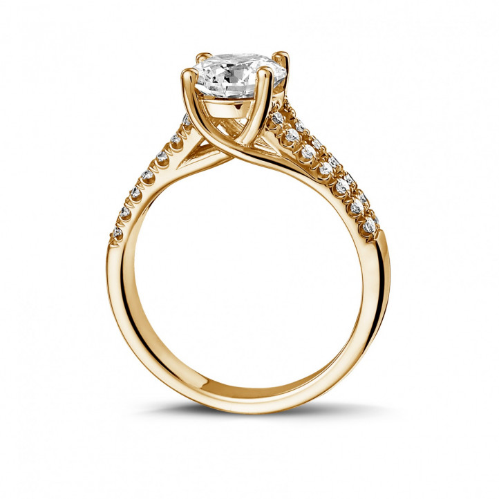 1.00 quilates anillo solitario en oro amarillo con diamantes laterales