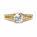 1.00 quilates anillo solitario en oro amarillo con diamantes laterales