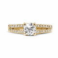 0.70 quilates anillo solitario en oro amarillo con diamantes laterales