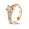 0.50 quilates anillo solitario en oro amarillo con diamantes laterales