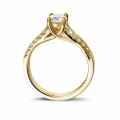 0.50 quilates anillo solitario en oro amarillo con diamantes laterales