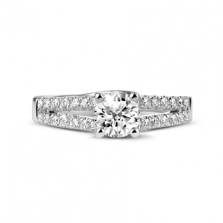 0.50 quilates anillo solitario en platino con diamantes laterales
