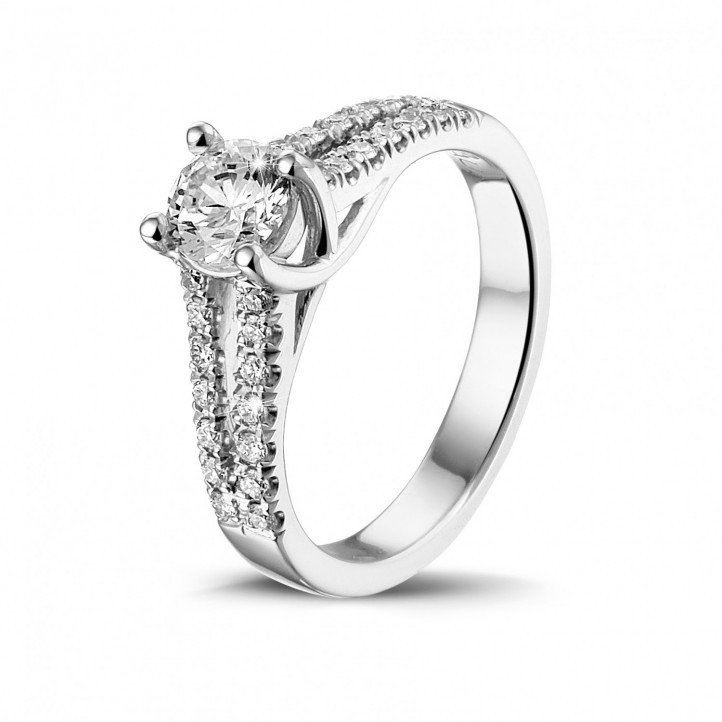 0.50 quilates anillo solitario en oro blanco con diamantes laterales