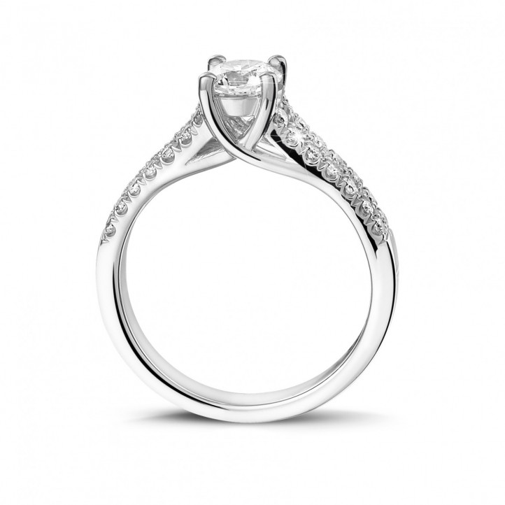 0.50 quilates anillo solitario en oro blanco con diamantes laterales