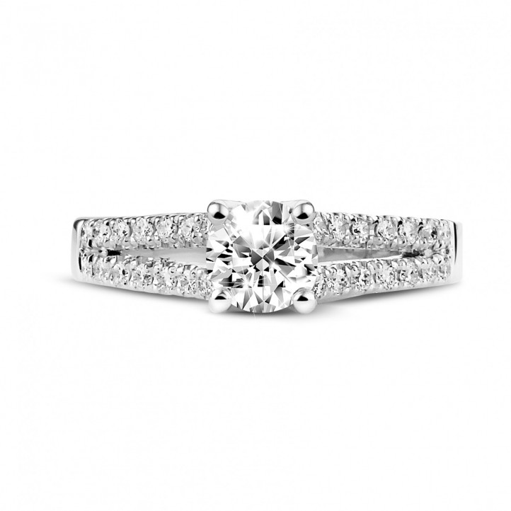 0.70 quilates anillo solitario en oro blanco con diamantes laterales