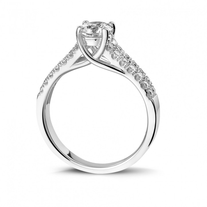 0.70 quilates anillo solitario en platino con diamantes laterales