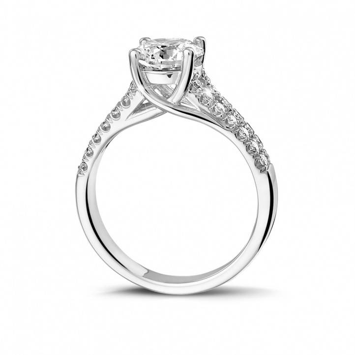 1.00 quilates anillo solitario en oro blanco con diamantes laterales