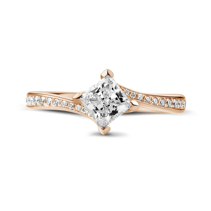 0.70 quilates anillo solitario en oro rojo con diamante talla princesa y diamantes laterales