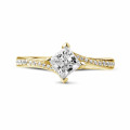 0.70 quilates anillo solitario en oro amarillo con diamante talla princesa y diamantes laterales