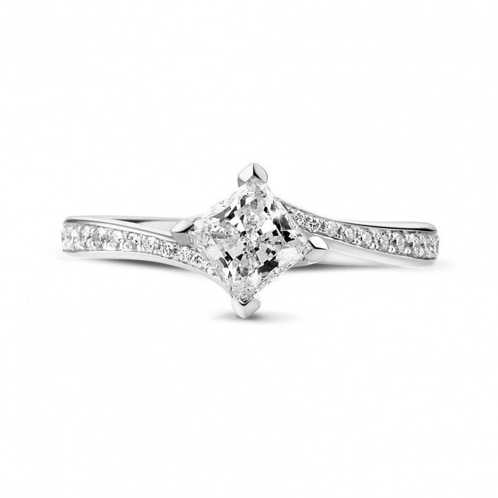 0.70 quilates anillo solitario en oro blanco con diamante talla princesa y diamantes laterales