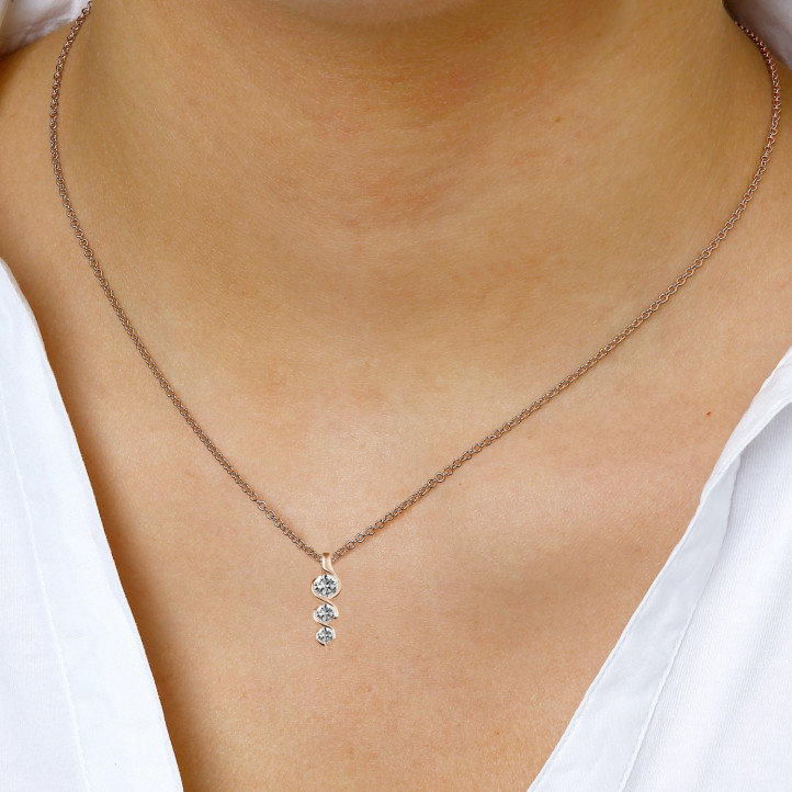 0.57 quilates trilogía colgante diamante en oro rojo
