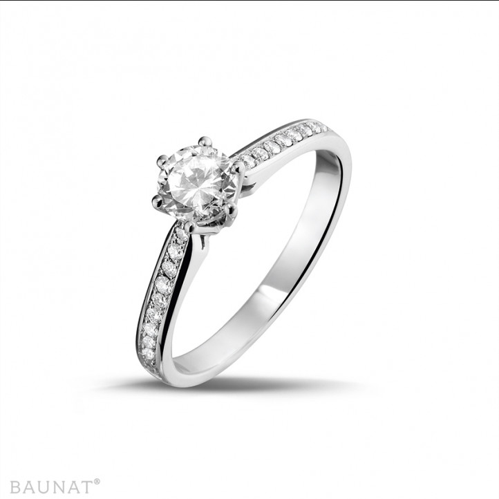 0.50 quilates anillo solitario diamante de oro blanco con diamantes en los lados