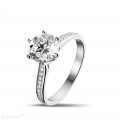 2.00 quilates anillo de platino de diamantes con diamantes en los lados