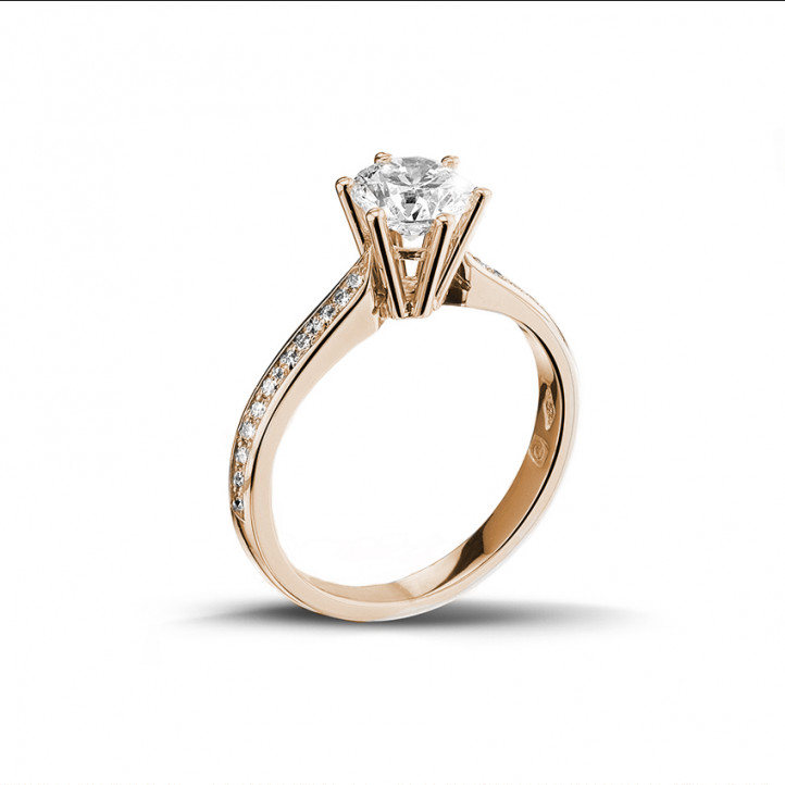 0.90 quilates anillo de oro rojo de diamantes con diamantes en los lados
