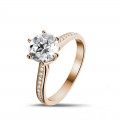 2.00 quilates anillo de oro rojo de diamantes con diamantes en los lados