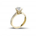 0.90 quilates anillo de oro amarillo de diamantes con diamantes en los lados