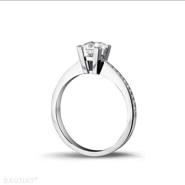 0.75 quilates anillo solitario en platino con diamante talla princesa y diamantes laterales