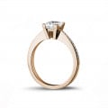 1.50 quilates anillo solitario en oro rojo con diamante talla princesa y diamantes laterales