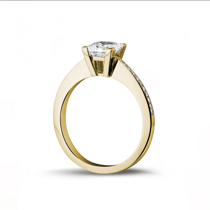 1.50 quilates anillo solitario en oro amarillo con diamante talla princesa y diamantes laterales