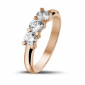 0.75 quilates anillo trilogía en oro rojo con diamantes redondos
