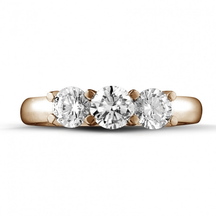 1.50 quilates anillo trilogía en oro rojo con diamantes redondos
