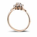 0.30 quilates anillo flor diamante en oro rojo