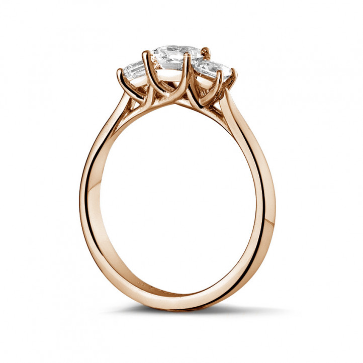 0.70 quilates anillo trilogía en oro rojo con diamantes talla princesa