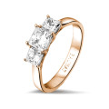 1.05 quilates anillo trilogía en oro rojo con diamantes talla princesa