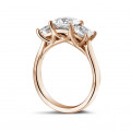 2.00 quilates anillo trilogía en oro rojo con diamantes talla princesa