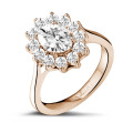1.85 quilates anillo « entourage » en oro rojo con diamante ovalado